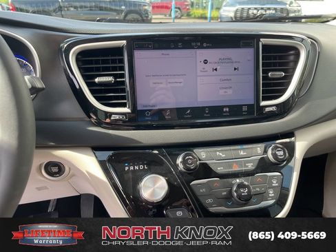 Used 2024 Chrysler Pacifica Touring-L FWD image 8