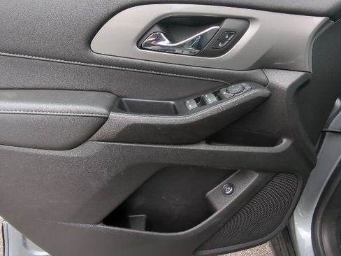 Used 2023 Chevrolet Traverse LT FWD image 11