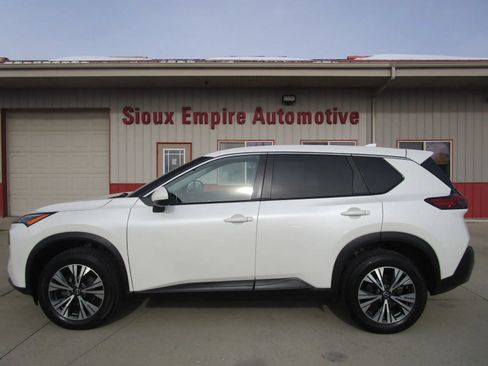 Used 2022 Nissan Rogue SV AWD/4WD image 2