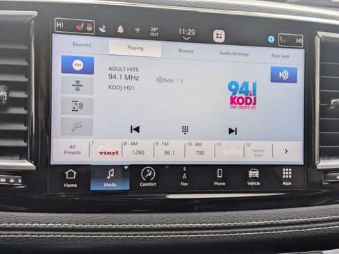 Used 2023 Chrysler Pacifica Limited w/ Uconnect Theater Family Group image 22