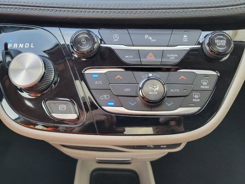 Used 2020 Chrysler Pacifica Limited FWD image 20