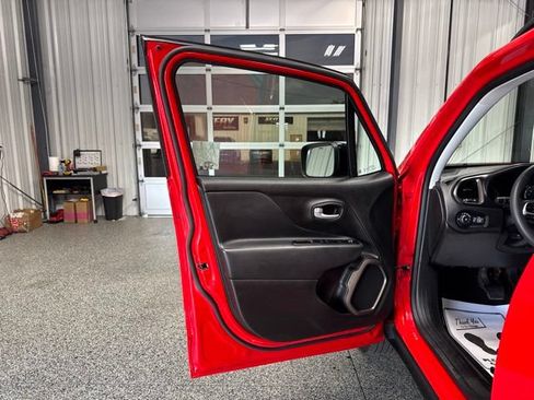 Used 2023 Jeep Renegade Latitude AWD/4WD image 7