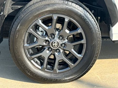 Used 2025 Toyota Sequoia Platinum AWD/4WD image 11