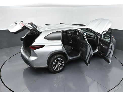 Certified 2025 Toyota Highlander XLE FWD image 53