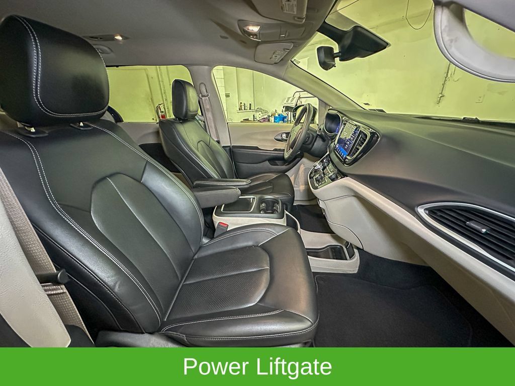 Used 2024 Chrysler Pacifica Touring-L FWD image 7