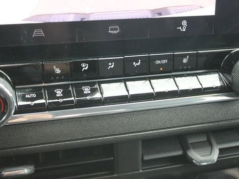 Used 2025 Chevrolet Colorado Trail Boss AWD/4WD image 9