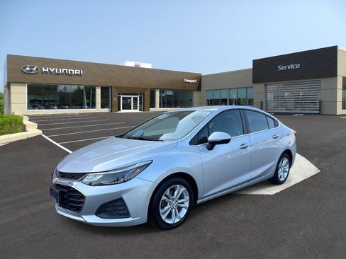 Used 2019 Chevrolet Cruze LT w/ Convenience Package FWD image 1