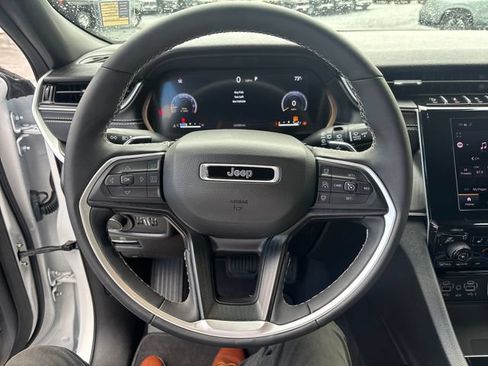 Used 2025 Jeep Grand Cherokee Laredo X w/ Luxury Tech Group I AWD/4WD image 16
