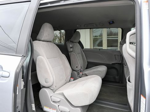 Used 2017 Toyota Sienna LE image 26