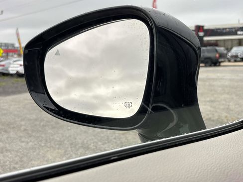 Used 2023 Chrysler Pacifica Limited image 32