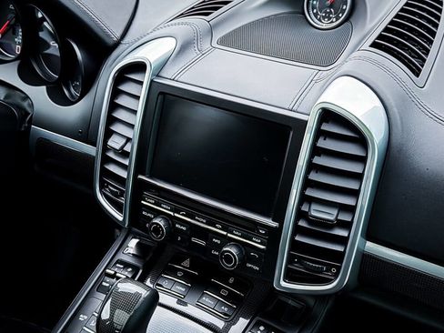 Used 2013 Porsche Cayenne Turbo image 31