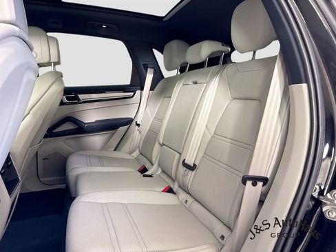 Used 2023 Porsche Cayenne Platinum Edition AWD/4WD image 28