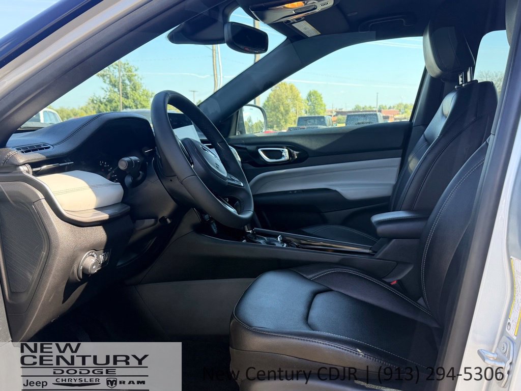 Used 2025 Jeep Compass Limited AWD/4WD image 9
