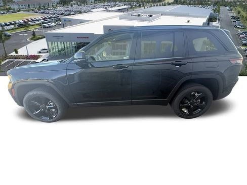 Certified 2025 Jeep Grand Cherokee Limited w/ Black Appearance Package image 9