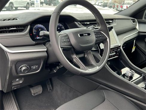 New 2025 Jeep Grand Cherokee L Laredo w/ Luxury Tech Group I image 18