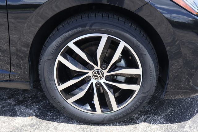 Certified 2025 Volkswagen Jetta SE FWD image 10