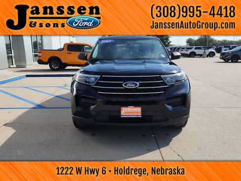 Used 2021 Ford Explorer XLT RWD image 3