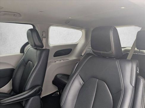 Used 2024 Chrysler Pacifica Limited FWD image 15