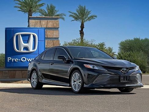 Used 2020 Toyota Camry XLE image 3