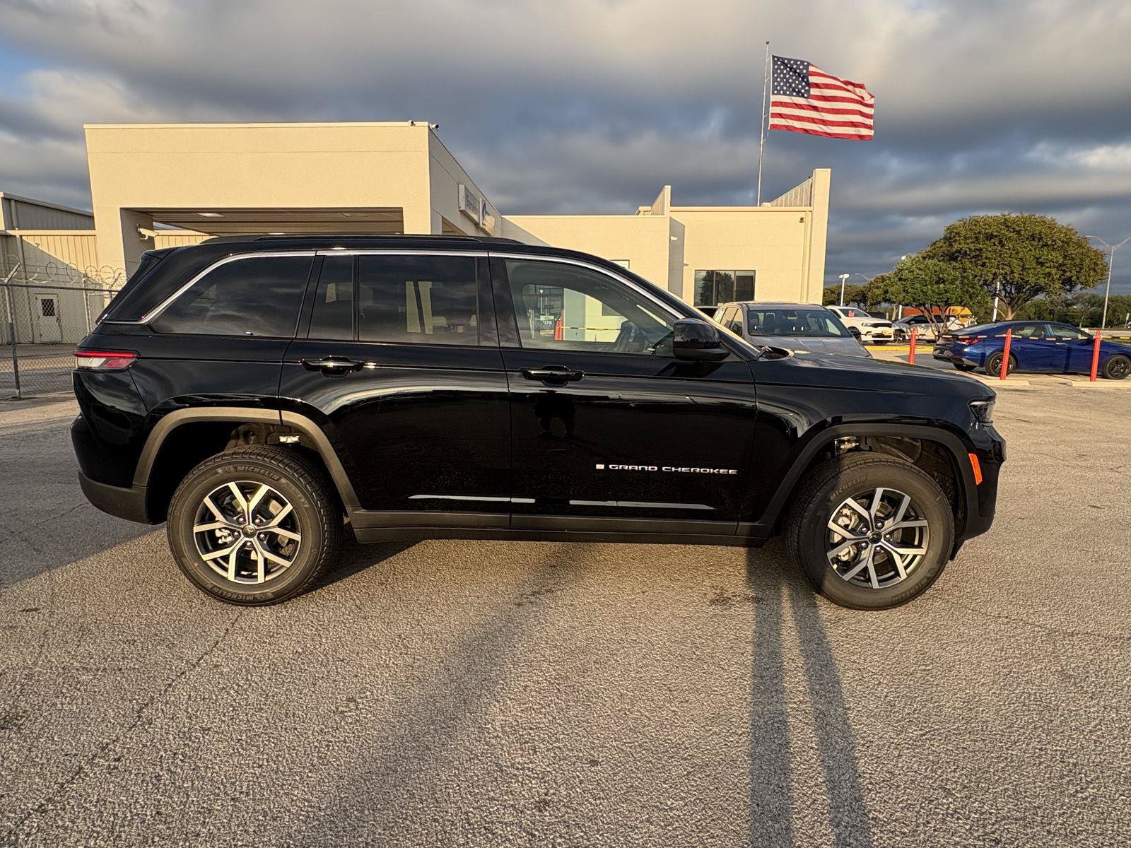 New 2027 Jeep Grand Cherokee Laredo X RWD image 2