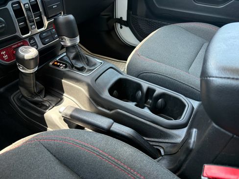 Used 2025 Jeep Wrangler Unlimited Rubicon AWD/4WD image 13