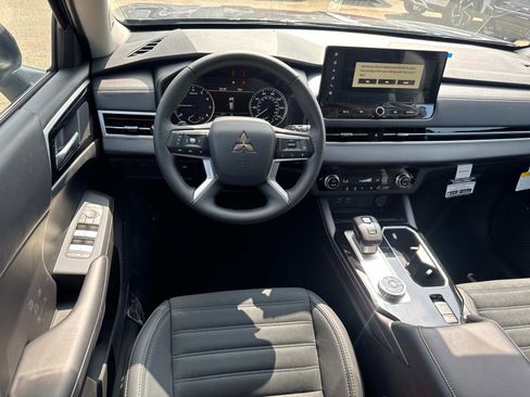New 2025 Mitsubishi Outlander SE image 11