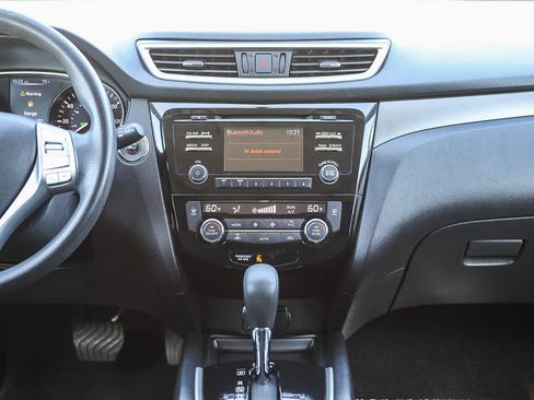 Used 2016 Nissan Rogue SV FWD image 13