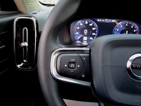 Used 2020 Volvo XC40 T5 Momentum w/ Protection Package Premier image 21