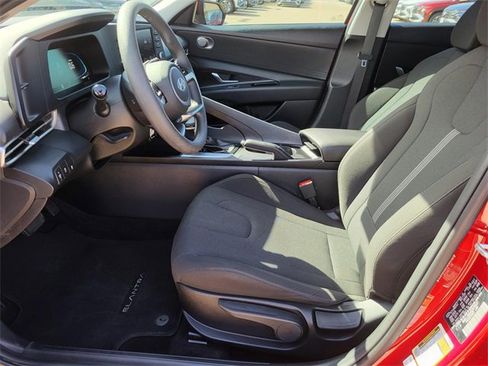 Certified 2025 Hyundai Elantra SE image 17