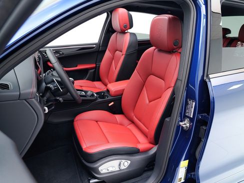 Certified 2026 Porsche Macan AWD/4WD image 5