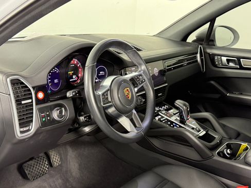 Certified 2023 Porsche Cayenne Platinum Edition image 4