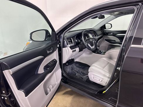 Used 2019 Toyota Highlander XLE AWD/4WD image 2