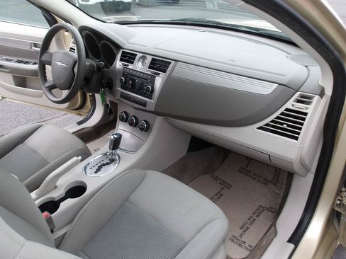 Used 2010 Chrysler Sebring Touring FWD image 13