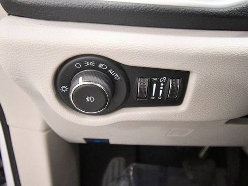 Used 2024 Chrysler Pacifica Select image 19