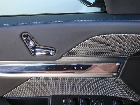 Used 2025 BMW i7 eDrive50 w/ M Sport Package image 19