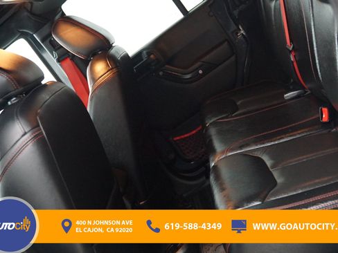 Used 2017 Jeep Wrangler Unlimited Rubicon AWD/4WD image 14