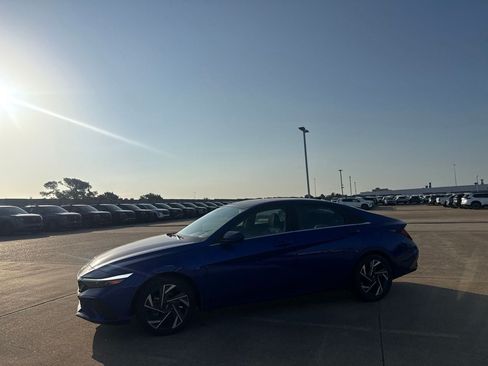 Used 2025 Hyundai Elantra SEL FWD image 11