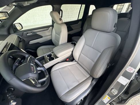 Certified 2026 GMC Acadia Elevation w/ Elevation Premium Package FWD image 19