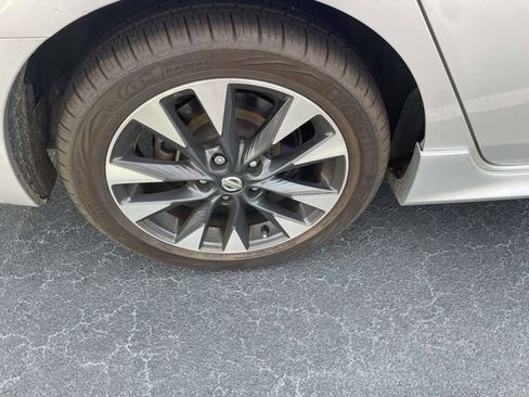 Used 2018 Nissan Sentra SR w/ Technology Package FWD image 13