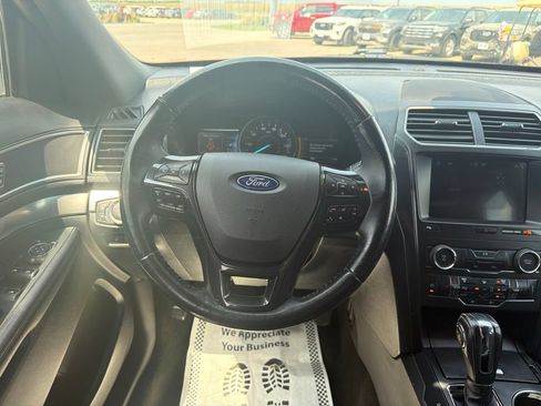 Used 2018 Ford Explorer XLT w/ Equipment Group 202A AWD/4WD image 12
