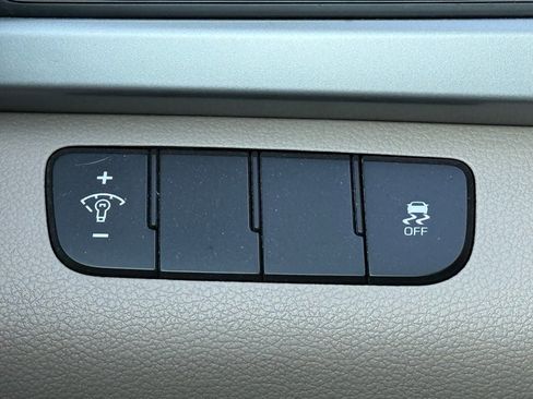 Used 2017 Hyundai Elantra SE image 18