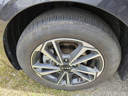 Used 2023 Kia Forte LXS w/ LXS Technology Package image 9