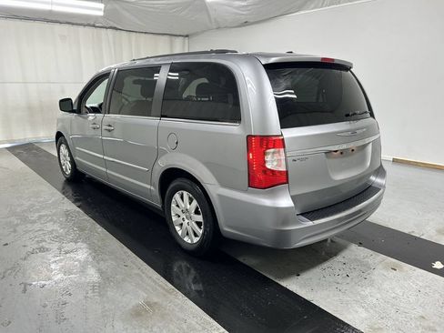 Used 2014 Chrysler Town & Country Touring FWD image 7