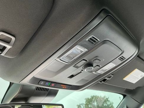 Used 2025 Chevrolet Tahoe Premier AWD/4WD image 31