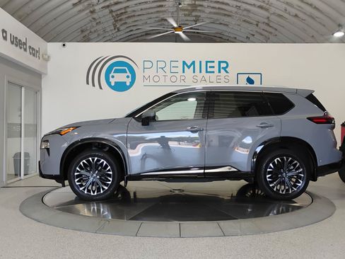 Used 2024 Nissan Rogue Platinum w/ Platinum Premium Package FWD image 3