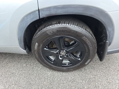 Used 2024 Toyota Highlander LE image 41