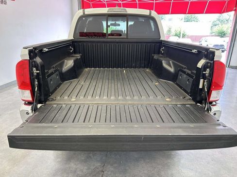 Used 2017 Toyota Tacoma SR5 w/ Tow Package RWD image 13