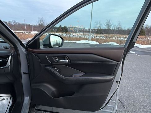 Used 2022 Nissan Rogue SL w/ SL Premium Package image 17