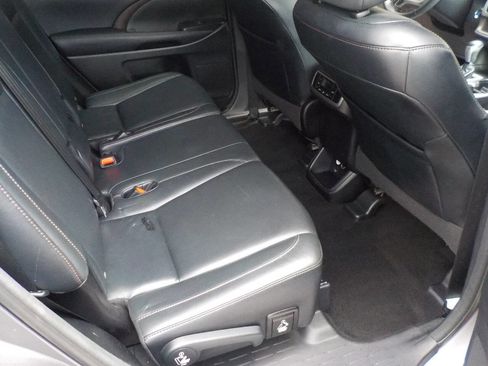Used 2016 Toyota Highlander XLE AWD/4WD image 13