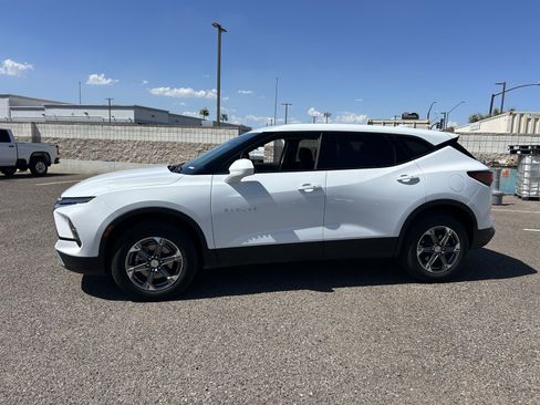 Used 2025 Chevrolet Blazer LT FWD image 2